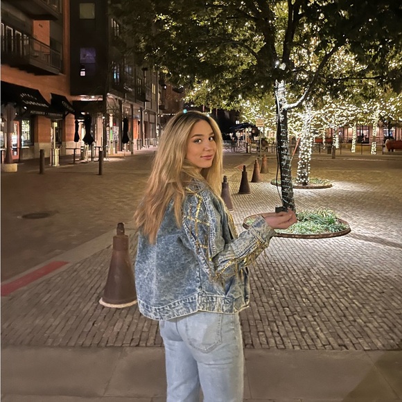 Jean jacket with gold details and studs - Picture 4 of 4